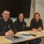 Des personnes assises à une table dans une salle de réunion