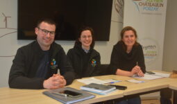 Des personnes assises à une table dans une salle de réunion