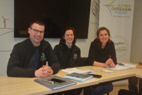 Des personnes assises à une table dans une salle de réunion