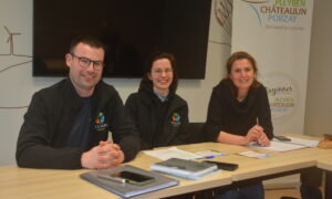 Des personnes assises à une table dans une salle de réunion