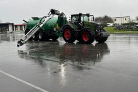 Un tracteur et une tonne à lisier sur un parking