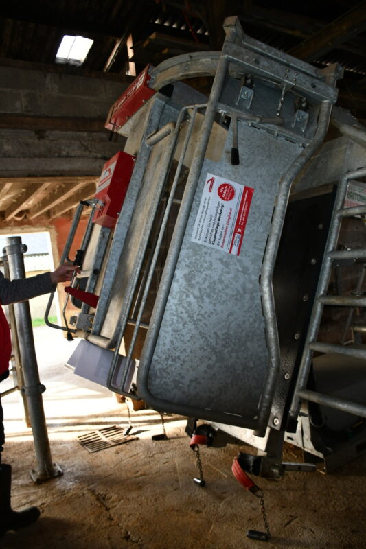 un homme actionne une manette sur la table de parage