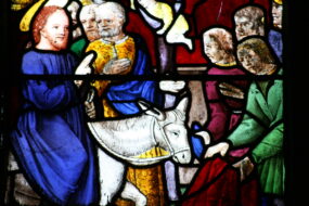 Vitrail de l'église Saint-Ouen des Iffs représentant l'entrée à Jérusalem