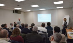 Des personnes en réunion dans une salle