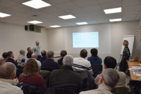 Des personnes en réunion dans une salle