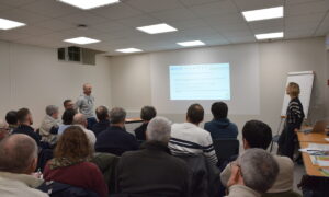 Des personnes en réunion dans une salle