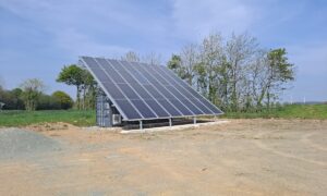 Une installation de panneaux solaires thermiques dans un élevage.