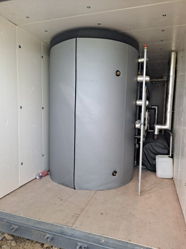 Le ballon de stockage d'eau chaude de 2 000 L d'une installation de chauffe-eau solaire dans un élevage.