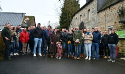 Des personnes devant des maisons de ferme