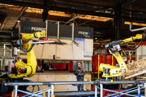 Robots de pliage dans une usine de production de chargeurs agricoles