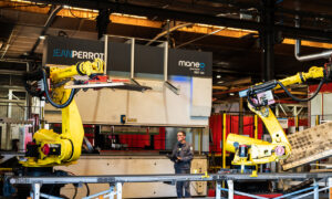 Robots de pliage dans une usine de production de chargeurs agricoles