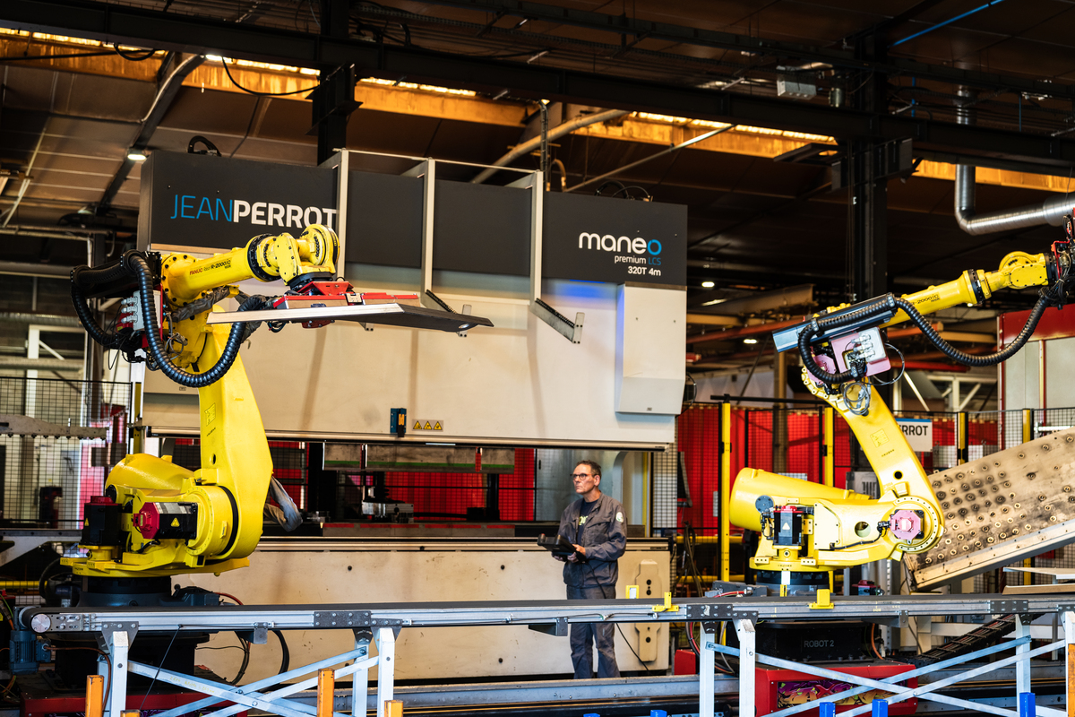 Robots de pliage dans une usine de production de chargeurs agricoles - Illustration Une production de 38 chargeurs par jour