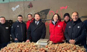 Des personnes devant des légumes