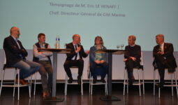 Six personnes a une tribune