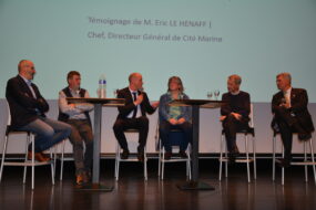 Six personnes a une tribune