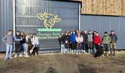 Des personnes devant une étable