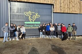 Des personnes devant une étable