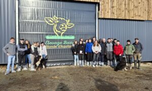 Des personnes devant une étable