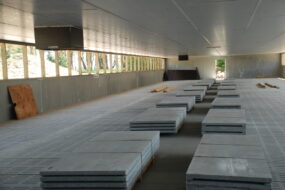 Intérieur d'un bâtiment d'élevage porcin en construction