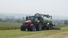 Un tracteur tirant une tonne à lisier lors d'un épandage sur prairie