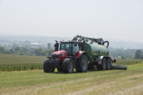 Un tracteur tirant une tonne à lisier lors d'un épandage sur prairie