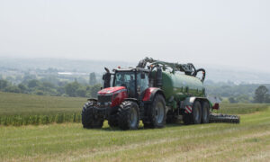 Un tracteur tirant une tonne à lisier lors d'un épandage sur prairie