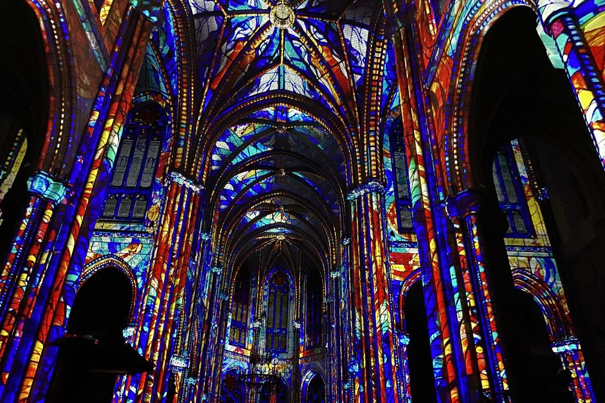 Jeux de lumière à l'intérieur d'une basilique - Illustration La basilique  Saint-Aubin sublimée