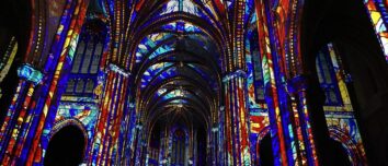 Jeux de lumière à l'intérieur d'une basilique