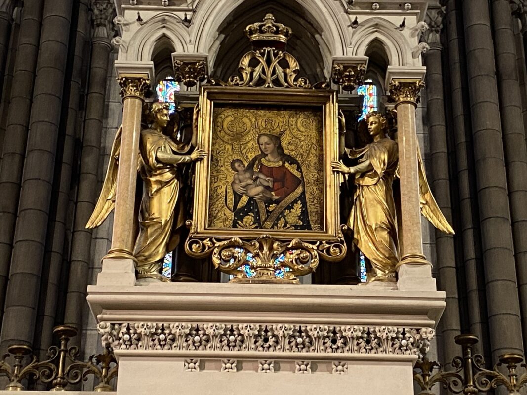 La peinture
sur bois « Notre-Dame de Bonne-Nouvelle » datant du XV<SUP>e</SUP> siècle
se situe dans le retable de la chapelle axiale.
