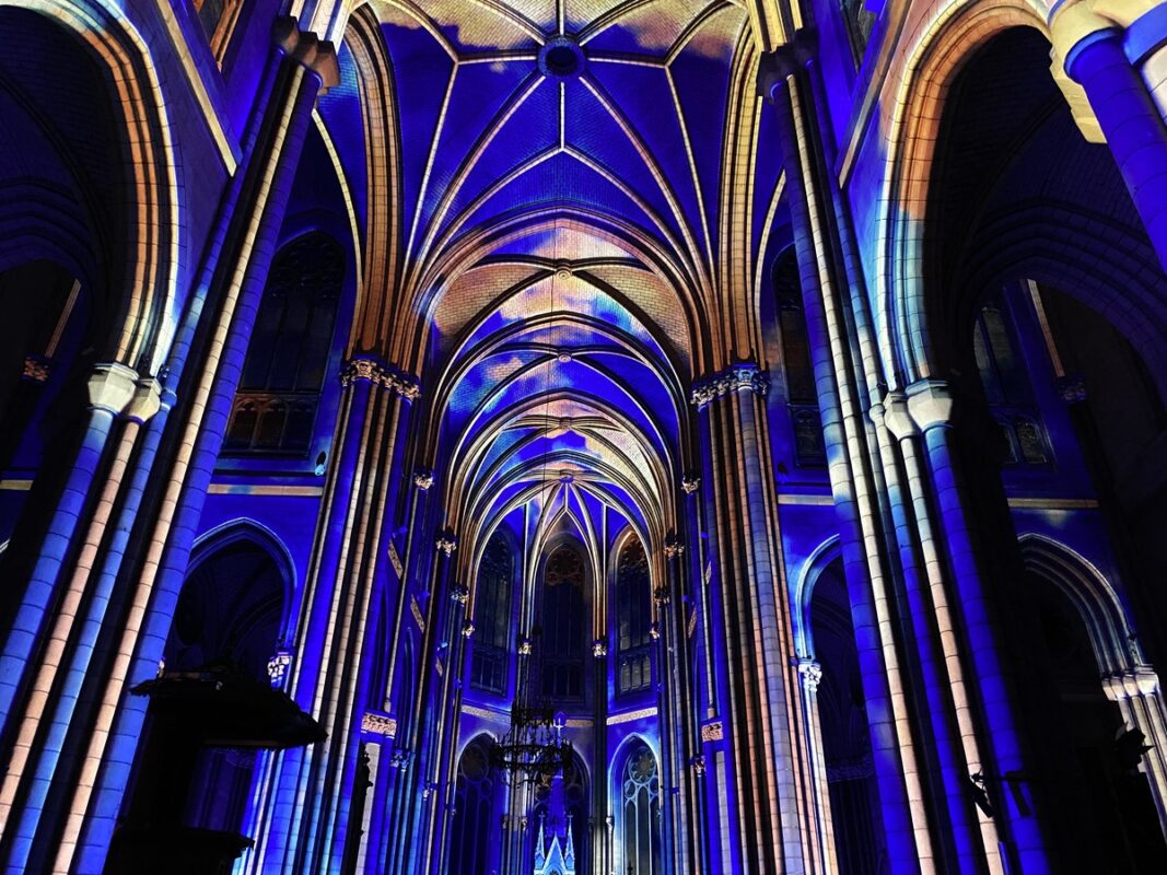 Des lumières bleues projetées sur les pierres à l'intérieur d'une basilique