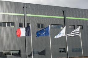 Quatre drapeaux sur des mâts : français, européen, blanc et breton