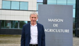 un homme devant des bâtiments de la maison de l'agriculture