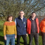 Des personnes devant un arbre