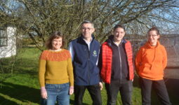 Des personnes devant un arbre
