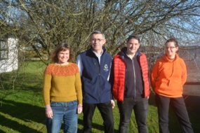 Des personnes devant un arbre