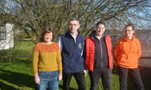 Des personnes devant un arbre