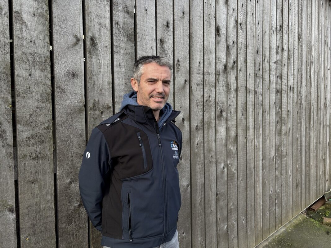 Une personne devant un bardage de bois