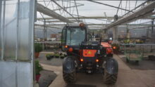 Un chariot télescopique dans une serre