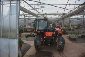 Un chariot télescopique dans une serre