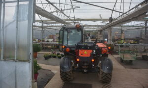 Un chariot télescopique dans une serre