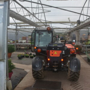 Un chariot télescopique dans une serre