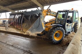 Un chariot télescopique avec un grappin dans un bâtiment