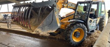 Un chariot télescopique avec un grappin dans un bâtiment