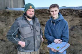 Deux hommes devant un silo d'ensilage