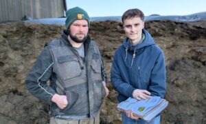 Deux hommes devant un silo d'ensilage