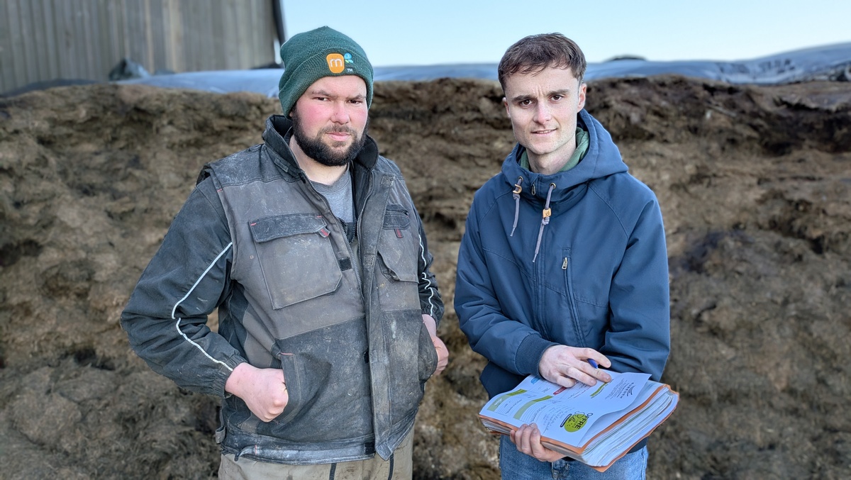 Deux hommes devant un silo d'ensilage - Illustration Maîtrise de l’ensilage, quel rôle jouent les conservateurs ?