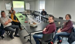 Des personnes dans une salle de réunion