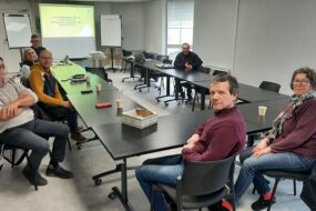 Des personnes dans une salle de réunion