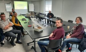 Des personnes dans une salle de réunion