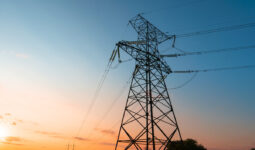 Un pilone électrique à la nuit tombante